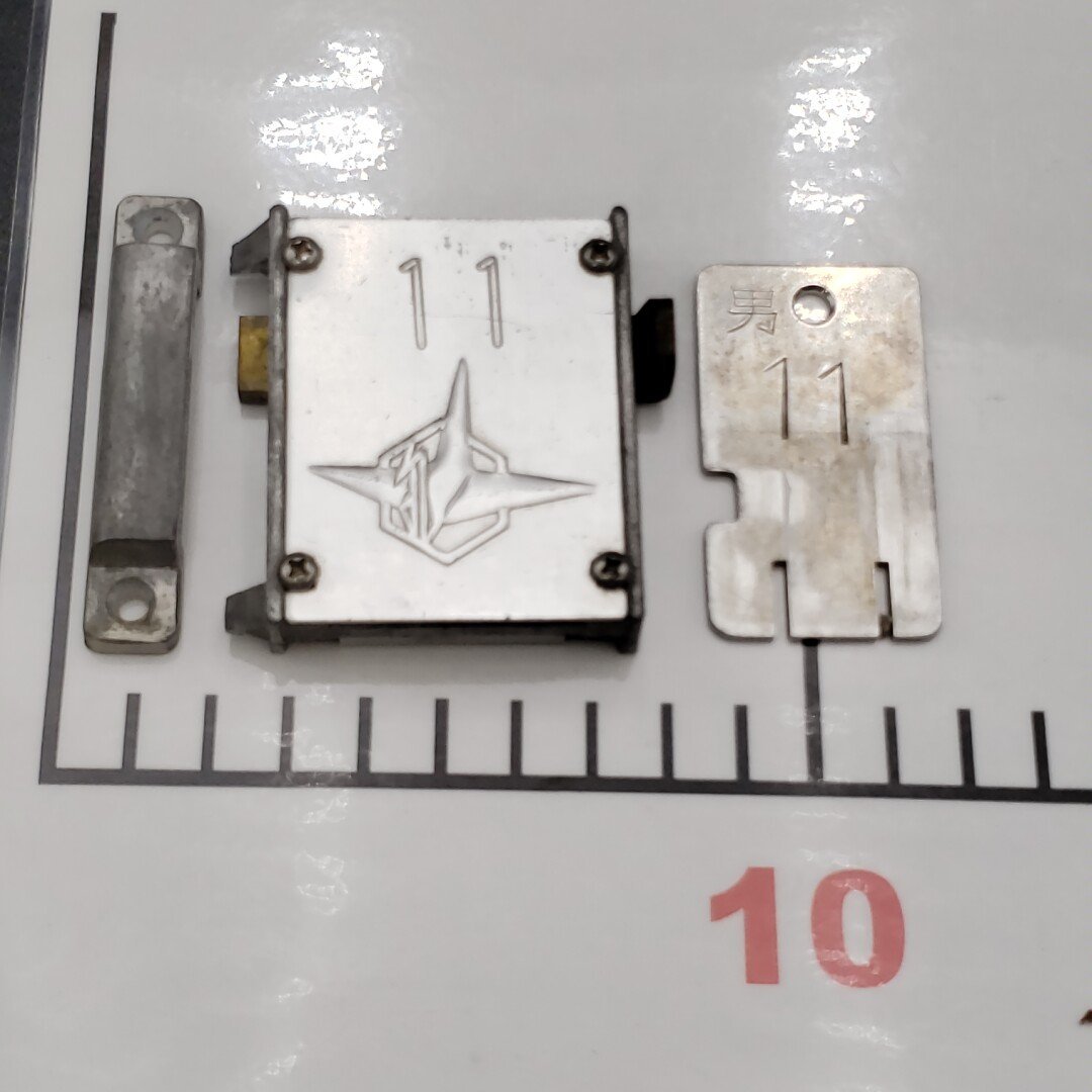 風呂錠　風呂屋さんの鍵　ハトヤ錠　希少　男 11番　横幅約6.5cm 高さ約6cm銭湯　下駄箱鍵 アンティーク　レトロ　古道具【ラi2193】_画像10