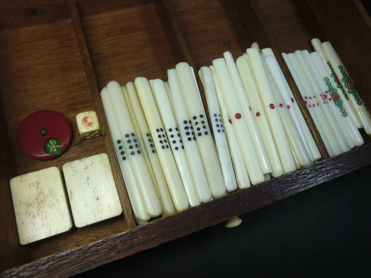中国麻雀牌】宝飾金具付唐木箱 角骨背竹牌 時代物 中国古玩 中国麻雀牌】宝飾金具付唐木箱 角骨背竹牌 時代物 中国古玩