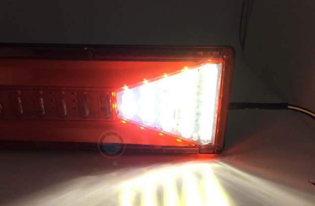 D165　　LEDデザインテールランプ　シーケンシャル　24V仕様　流れるウィンカー テールライト/ブレーキランプ 左右セット　サイズ：33㎝_画像4