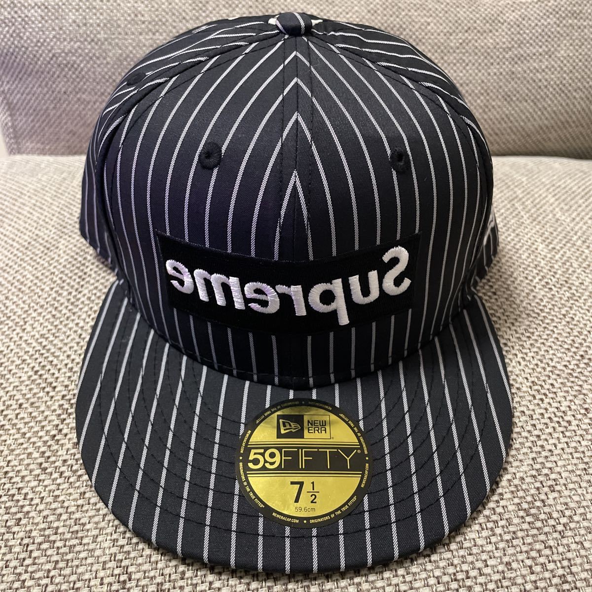 ◆新品タグ付◆ Supreme キャップ シュプリーム コムデギャルソン ニューエラ 7 1/2 NEW ERA COMME des GARCONS  Logo ニューエラ ロゴ　黒