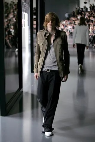 【希少】Dior homme ディオールオム M-65型ジャケット 【2005s/s｜サイズ44】ミリタリージャケット コットン DIOR MEN_色違いのショウ登場時の画像です。