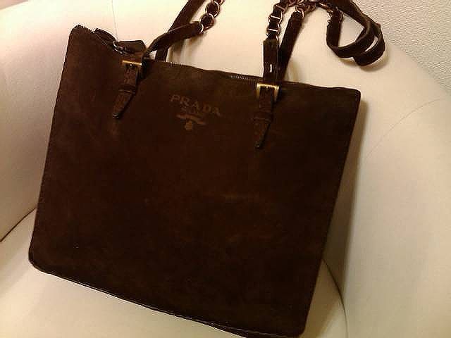 最新情報 ☆即決☆PRADA(プラダ)大きめブラウン スエード チェーン