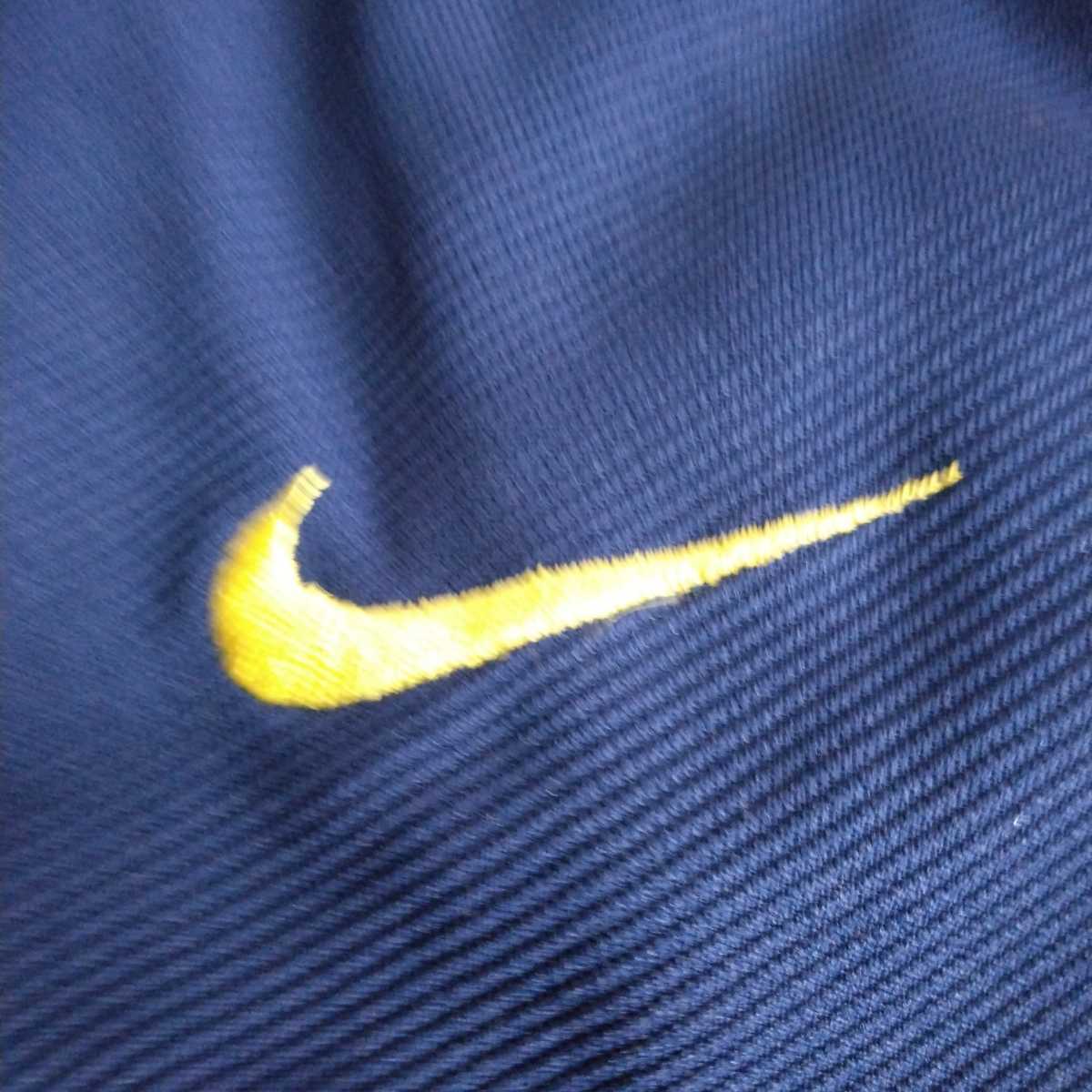 ナイキNIKE バスケットボールシューティングシャツ　未着用新品　ミシガン大学　Mサイズ_画像4