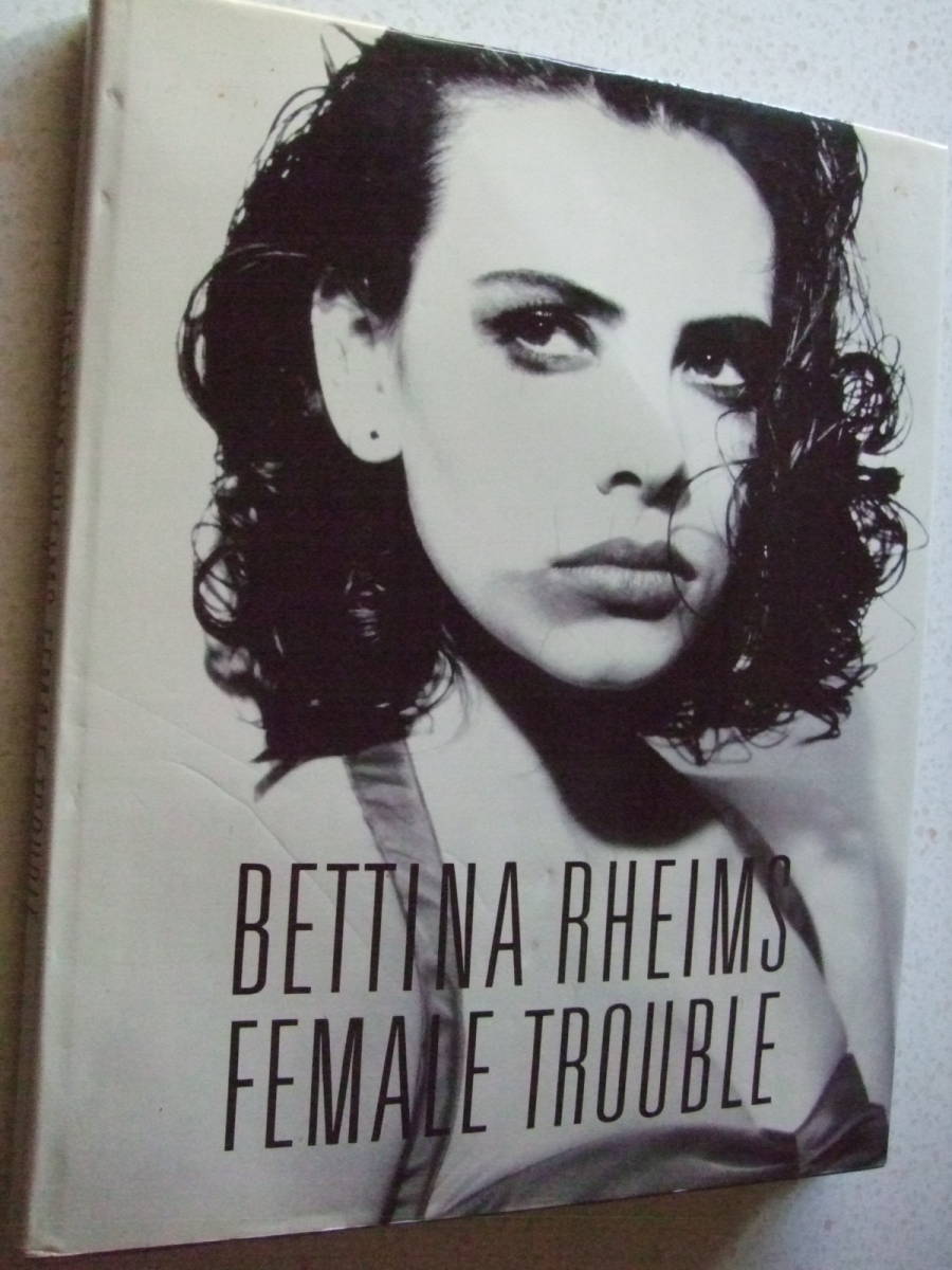 【A-4絶版写真集】BETTINA RHEIMS 写真集 ［FEMALE TROUBLE］　表紙カバーにシワ　カトリーヌドヌーブ　1989—11　2刷　朝日出版社_画像1