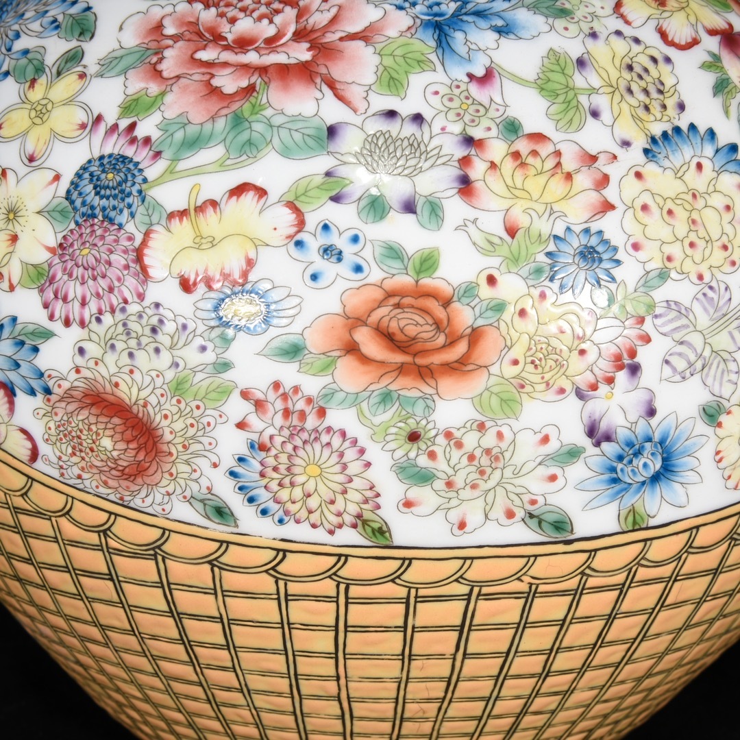 ☆大清乾隆年製款 粉彩萬花花卉紋 天球瓶☆高さ37cm 直径24cm 陶芸