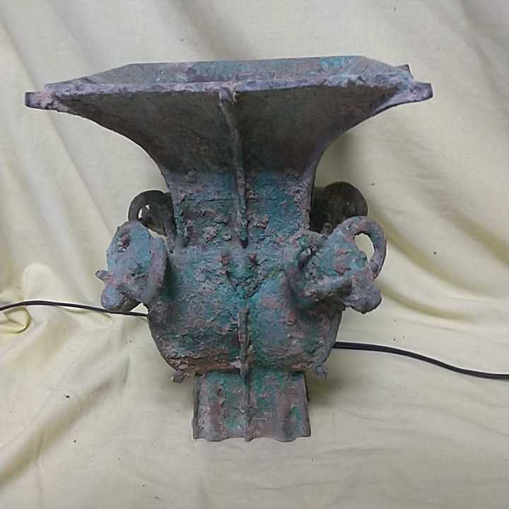 古い発掘品のような花瓶　羊を形どっています　銅製品