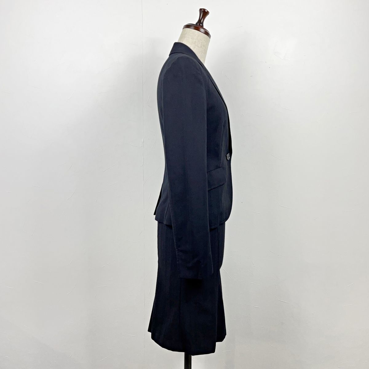 美品 UNTITLED アンタイトル フォーマルセットアップスカートスーツ シングルボタンジャケット 総裏 レディース 黒 ブラック サイズ1*KB641_画像2
