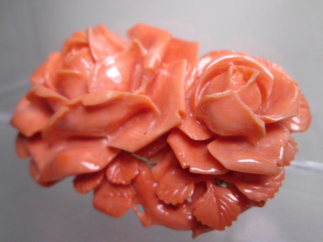 大割引 【江月】アンティーク・本珊瑚 薔薇の花彫刻の帯留めブローチ