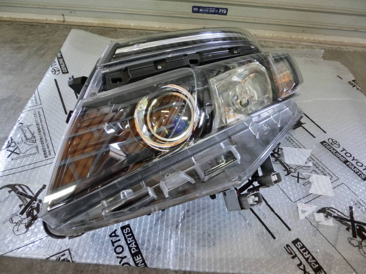 美品!ヴォクシー80(ZWR80)右LEDヘッドライトユニット ネット販促品
