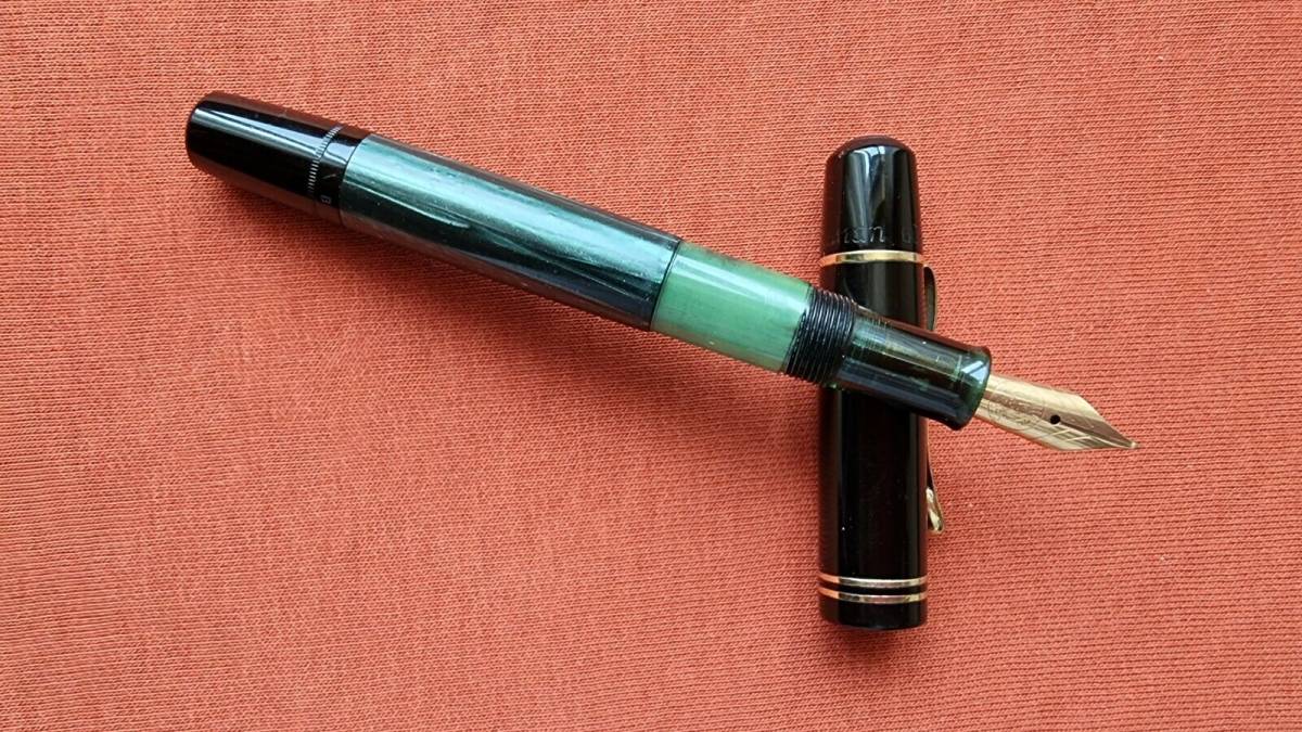 本店は PELIKAN/ペリカン 万年筆 100N？ 刻印14C/585 黒×緑マーブル