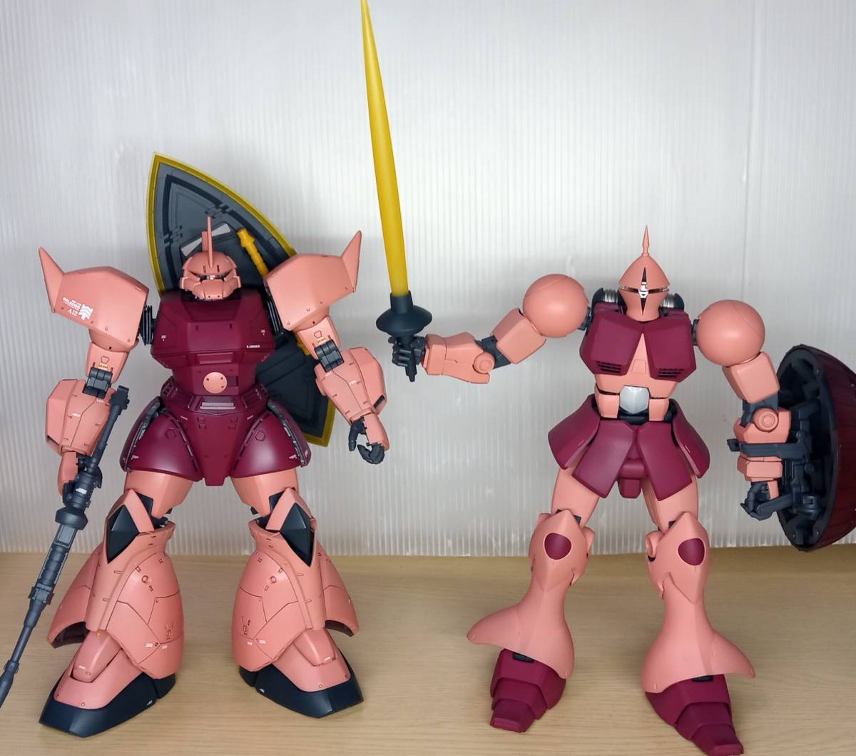 Yahoo!オークション - MG 1/100 シャア専用ゲルググ Ver.2.0 と Yahoo!オークション - MG 1/100 シャア専用ゲルググ Ver.2.0 と