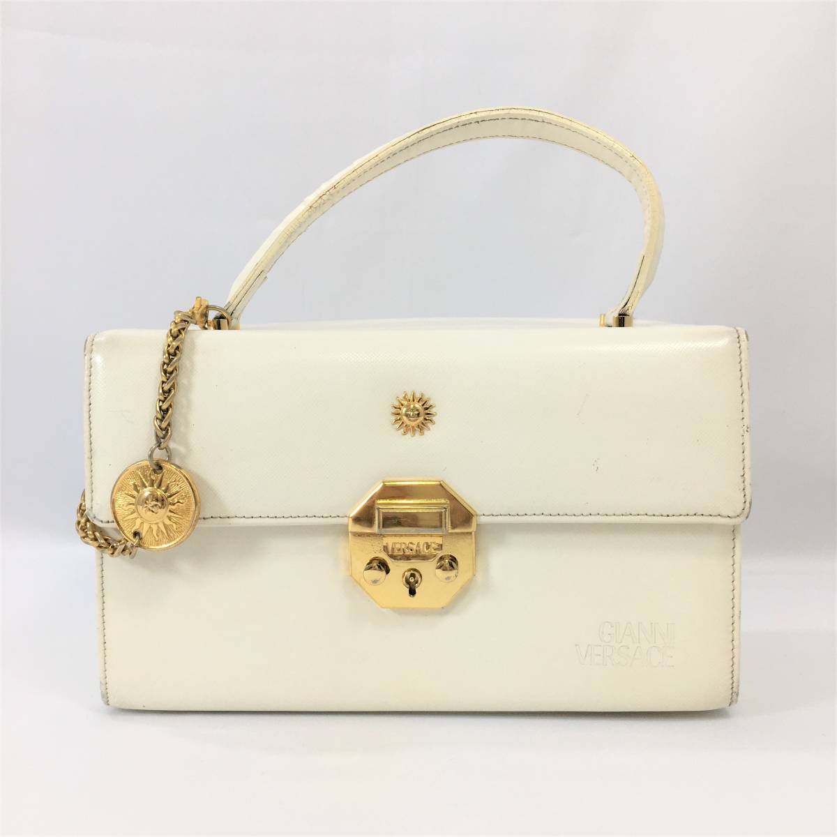 「かわいい~!」 ヴェルサーチ バニティバッグ VERSACE GIANNI ビンテージ ハンドバッグ チャーム付 太陽モチーフ ゴールド金具 アイボリー レザー かばん、バッグ 「かわいい~!」 ヴェルサーチ バニティバッグ VERSACE GIANNI ビンテージ ハンドバッグ チャーム付 太陽モチーフ ゴールド金具 アイボリー レザー かばん、バッグ