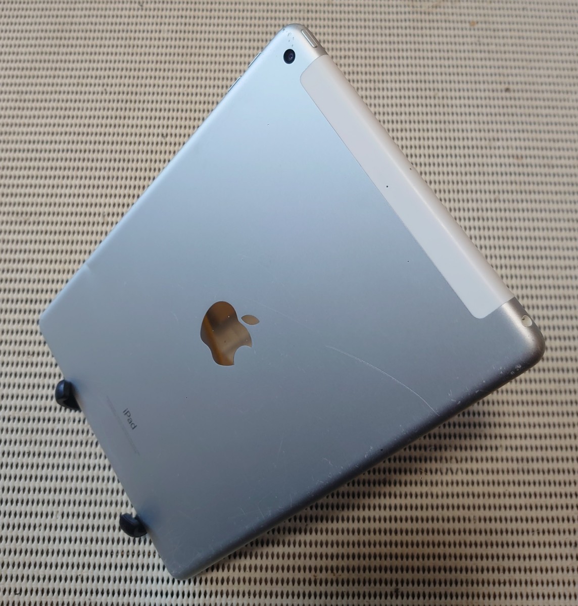 完動品SIMフリーiPad第6世代(A1954)本体32GBシルバーDOCOMO - タブレット