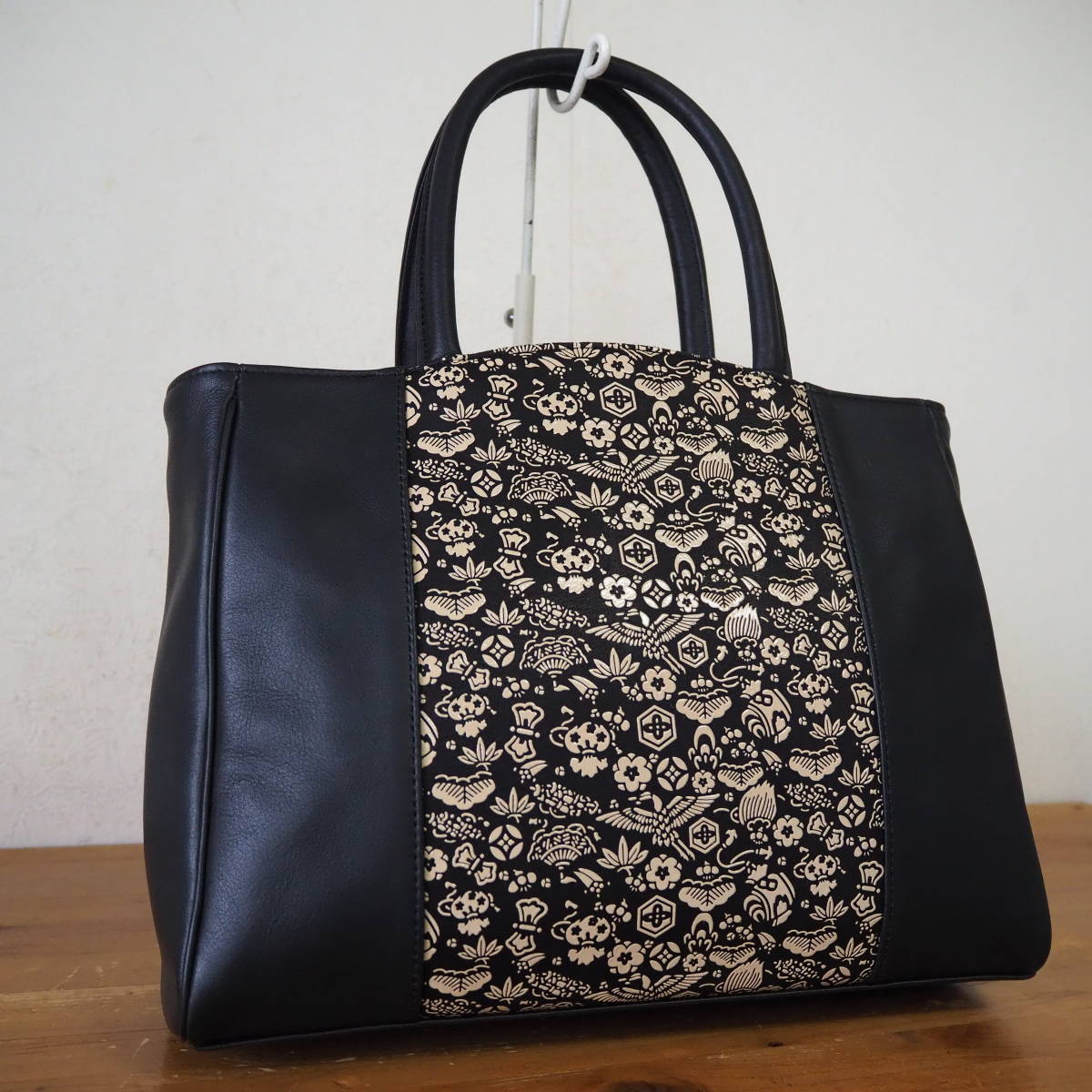 ◆未使用品*日本製*印伝*漆宝尽くし*レザー*トートバッグ*トート*バッグ*黒◆