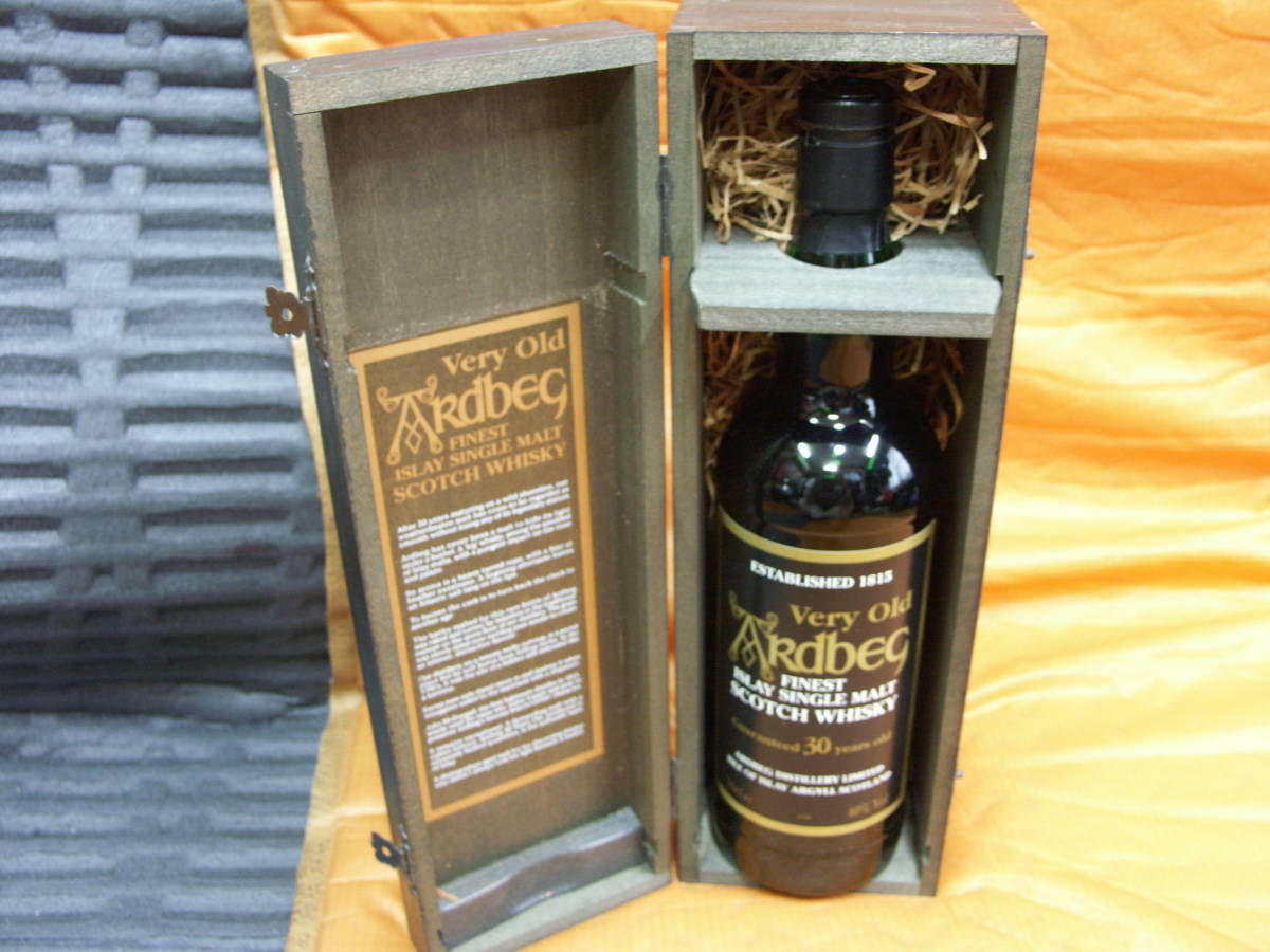 アードベッグ　30年　木箱入　40度　700ml　ARDBEG GUARANTEEED 30 YEARS OLD _箱、ボトル（内部概観）