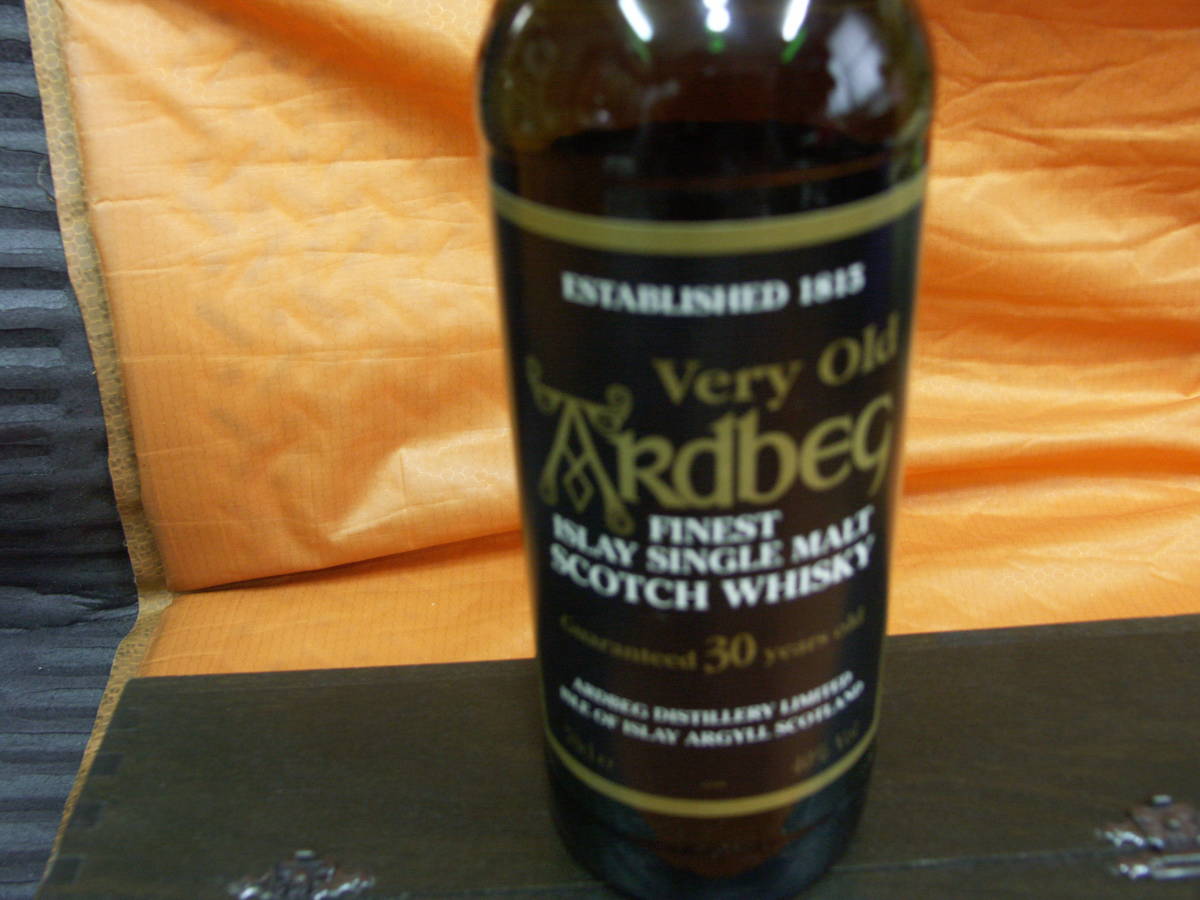 アードベッグ　30年　木箱入　40度　700ml　ARDBEG GUARANTEEED 30 YEARS OLD _ボトル正面ラベル