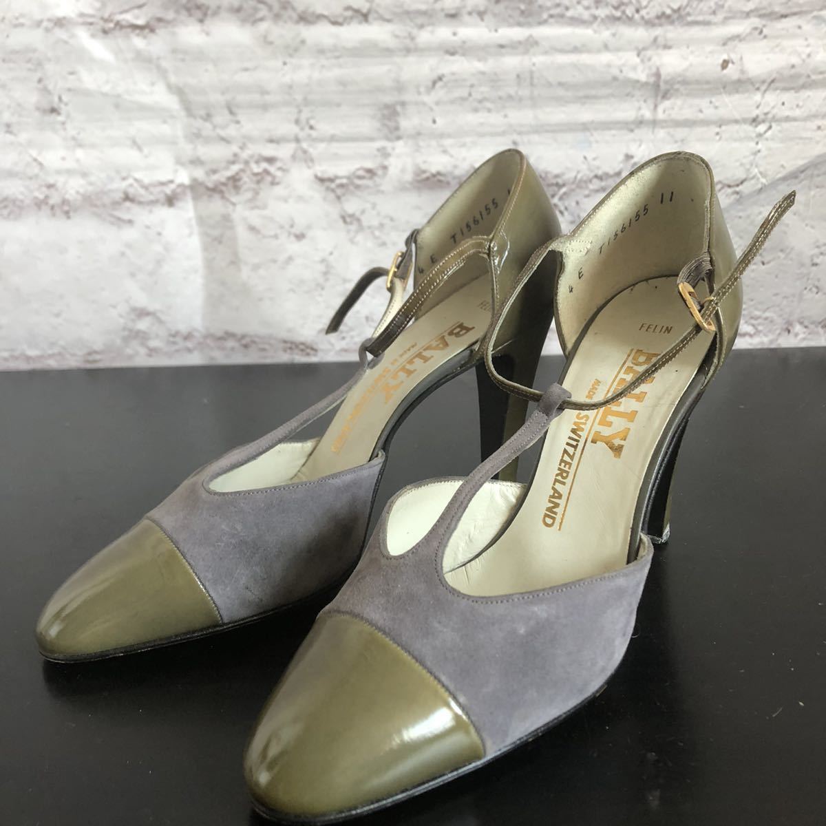 C) Bally Bally T -Strap Pumps High Hel Khaki Khaki Grey Emamel Suede 4e ★ 1000