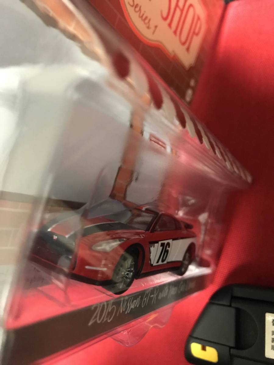 GREENLIGHT(グリーンライト) 1/64 2015 Nissan GT-R with Race Car Driver THE HOBBY SHOP SERIES 1_画像2