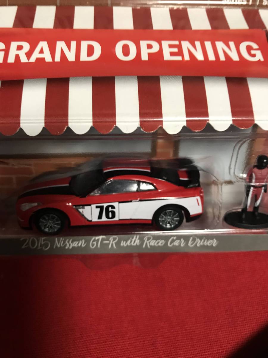GREENLIGHT(グリーンライト) 1/64 2015 Nissan GT-R with Race Car Driver THE HOBBY SHOP SERIES 1_画像4