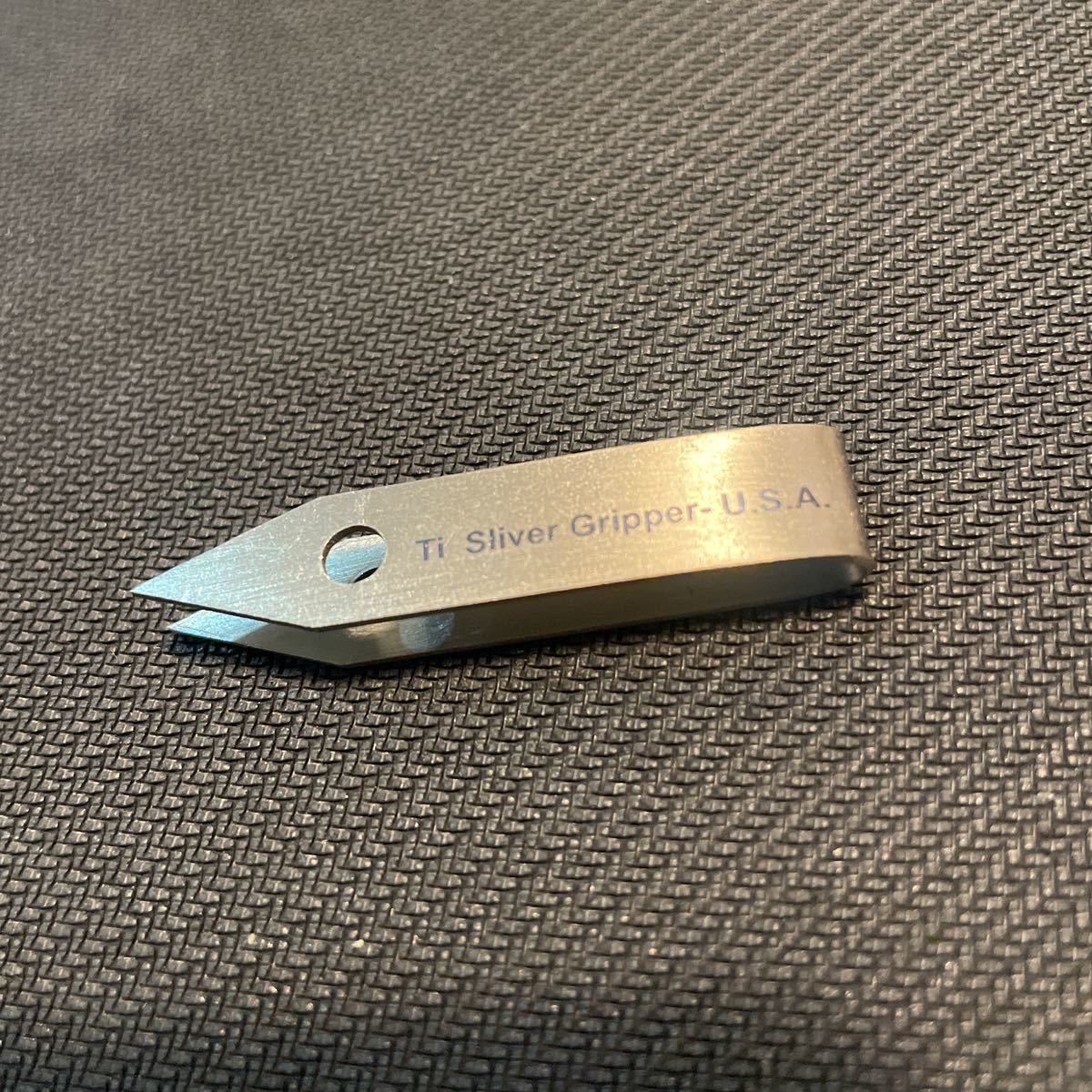 Titanium keychain tweezer