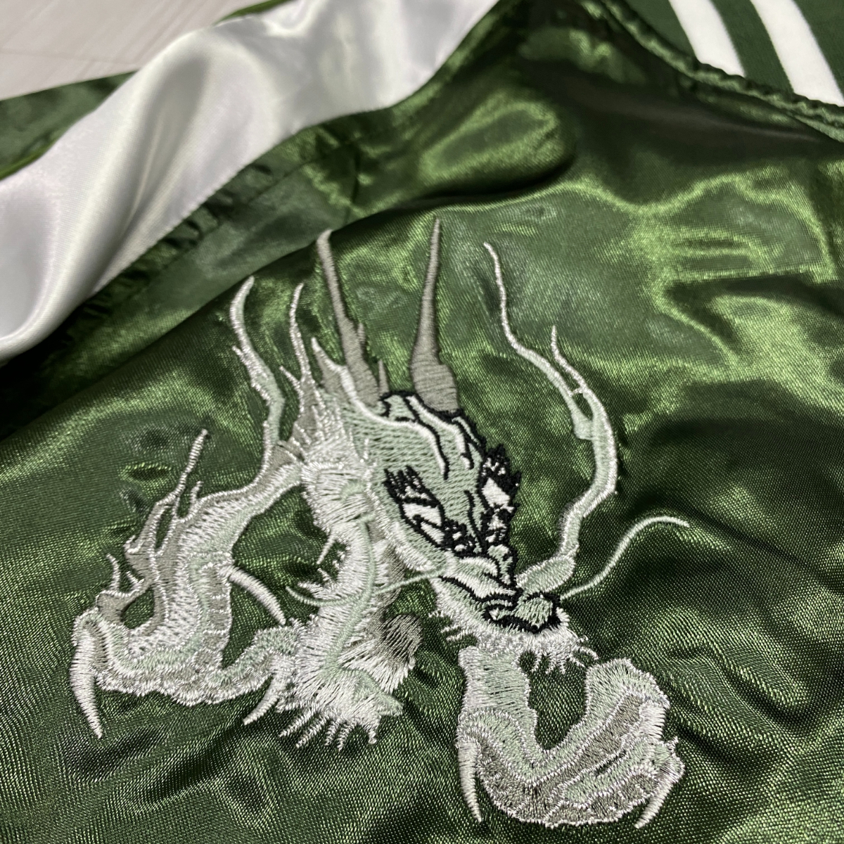 緊急SALE スカジャン 【4L】 Yokosuka刺繍入り 横須賀発祥 SUKAJAN 総刺繍 シルバードラゴン 銀龍 SILVER DRAGON サテン 内ポケットあり 緑_画像5