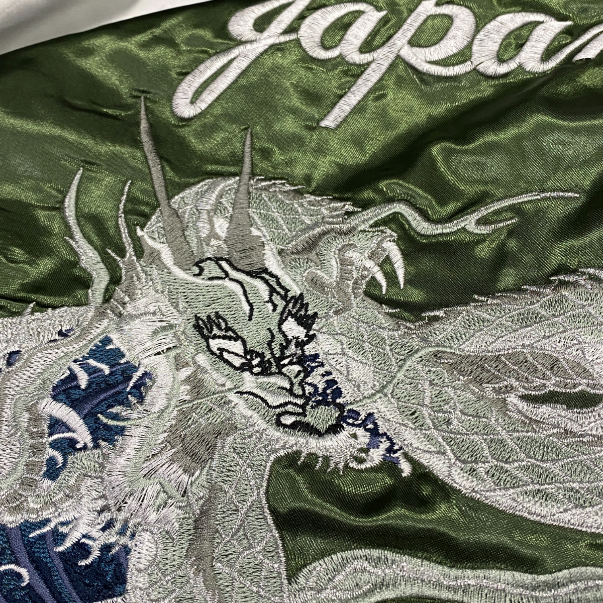 緊急SALE スカジャン 【4L】 Yokosuka刺繍入り 横須賀発祥 SUKAJAN 総刺繍 シルバードラゴン 銀龍 SILVER DRAGON サテン 内ポケットあり 緑_画像3