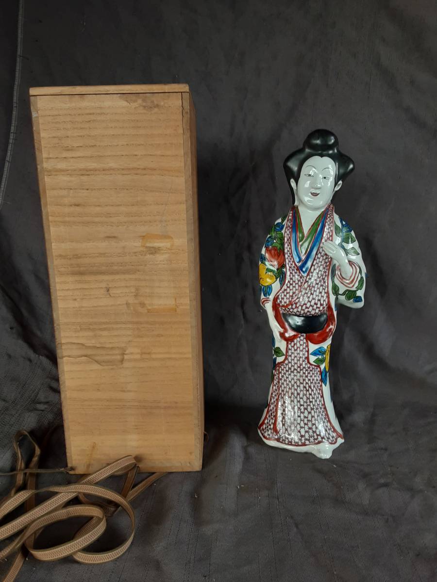 ３年前、テレビ「なんでも鑑定団」で３００万円の値段の付いた「里帰り」の古伊万里の色絵人形です。