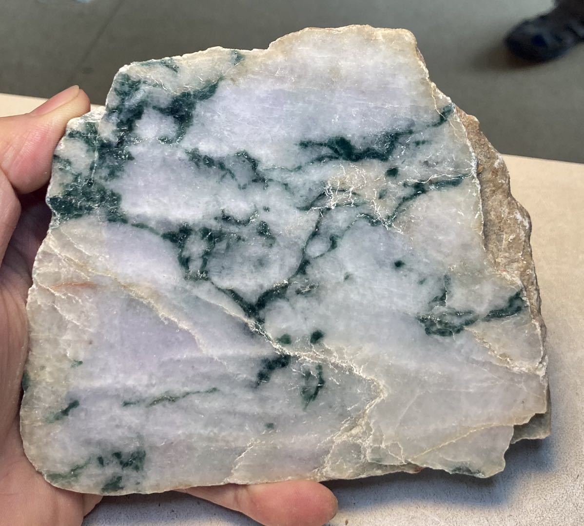 ミャンマー産大きな天然ラベンダー翡翠原石１面磨き済み1125g Jadeite 