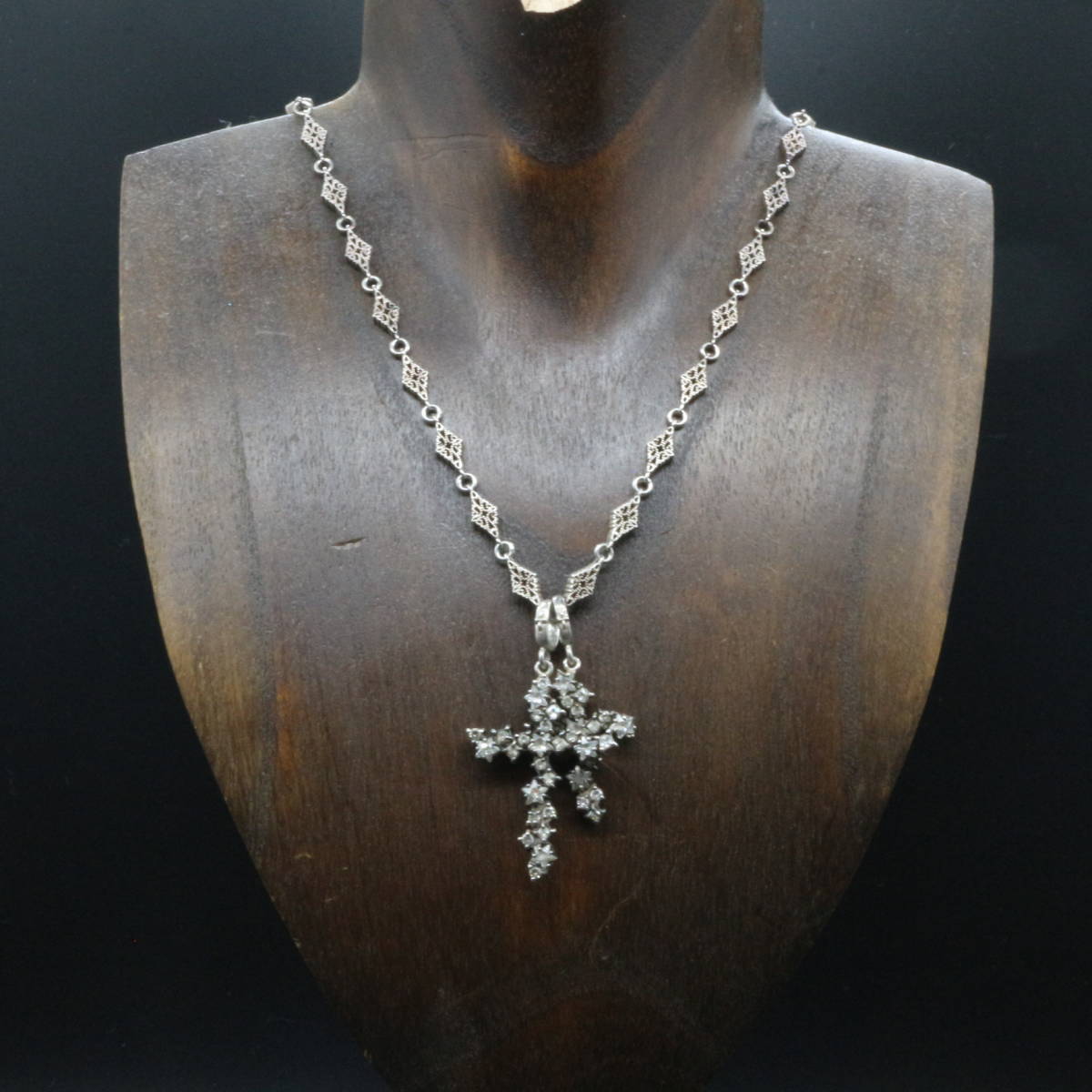 Loree Rodkin / necklace / silver / gothic Cross / 10 character ./ Loree Rodkin / SV925 / box attaching 