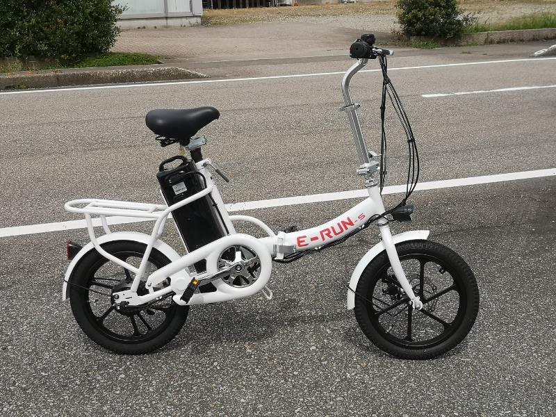 [ outlet ]16 -inch ak with a self-starter full electromotive bicycle E-RUNs2< white >