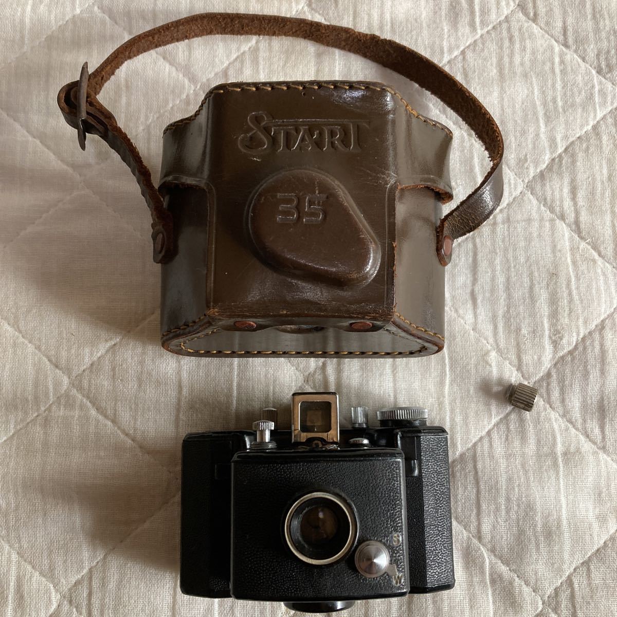 .レトロな古い昭和時代の日本製豆カメラ.底に刻印.MADE.IN.JAPAN完品.綺麗.稼働品.カメラ横幅.約8.3cm.縦.約5.7cm.奥行き.約5.3cmです。