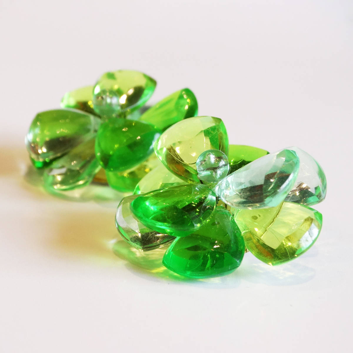 ★60s Vintage acrylic clear green flower earrings_画像2