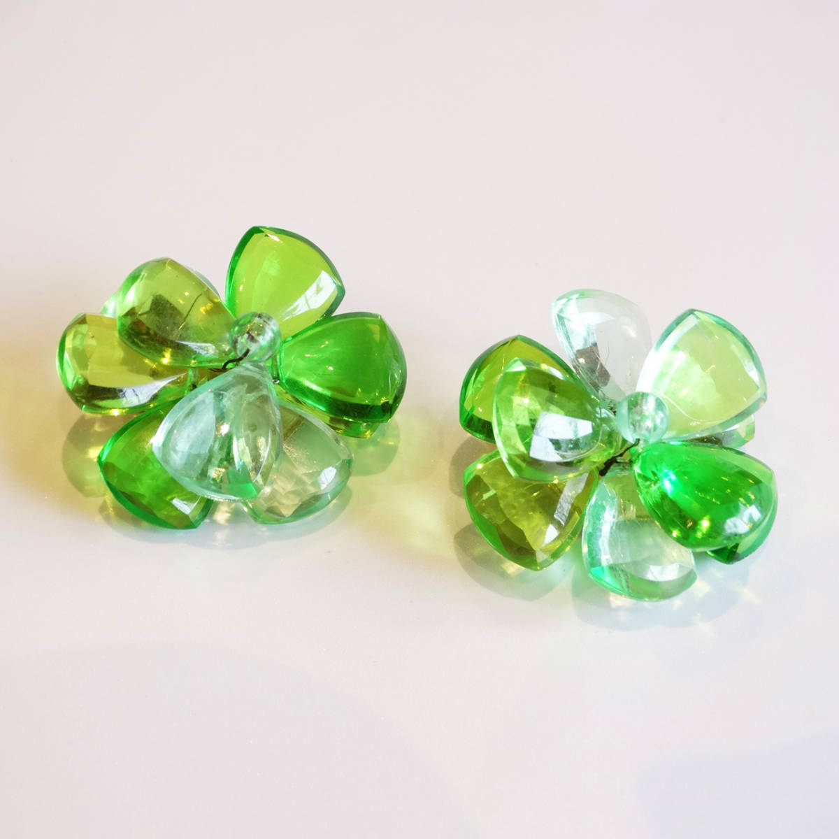 ★60s Vintage acrylic clear green flower earrings_画像4
