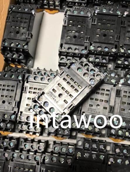 バーゲンで 新品 OMRON オムロン 表面接続ソケット PYF14A-E 500個