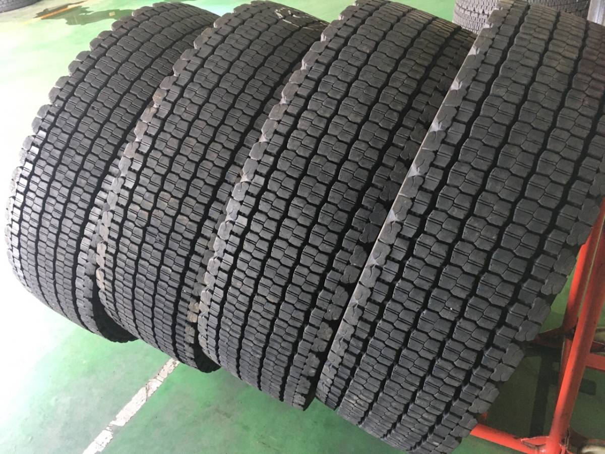 e681-2-9 ☆295/80R22.5 BS 中古タイヤ4本セット！ ブリヂストン W905（スタッドレス） 2018年製 k340_画像1