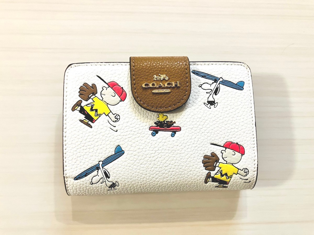 全日本送料無料 【新品】coach付属品付きチャーリーブラウン二つ折り