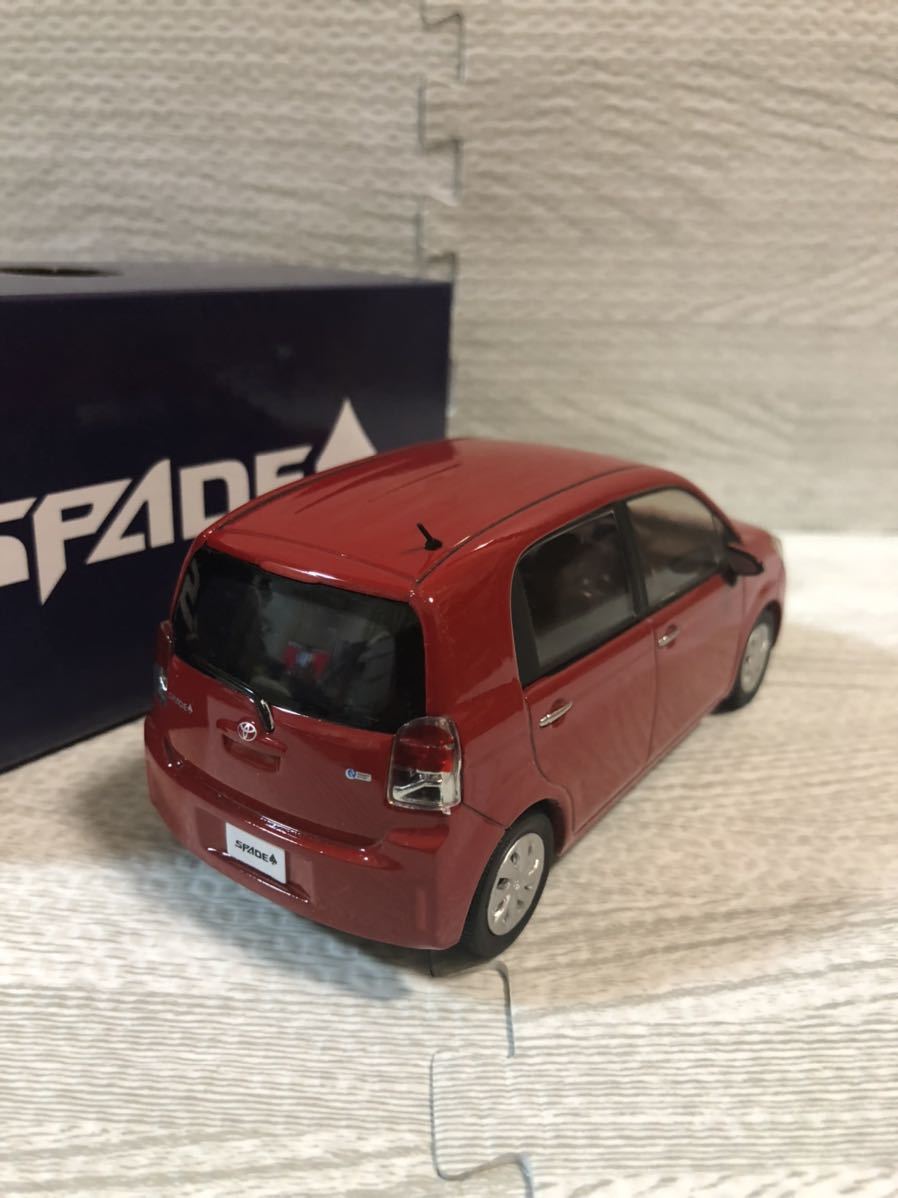 1/30 トヨタ スペイド SPADE 非売品 カラーサンプル ミニカー スーパーレッドⅤ_画像2