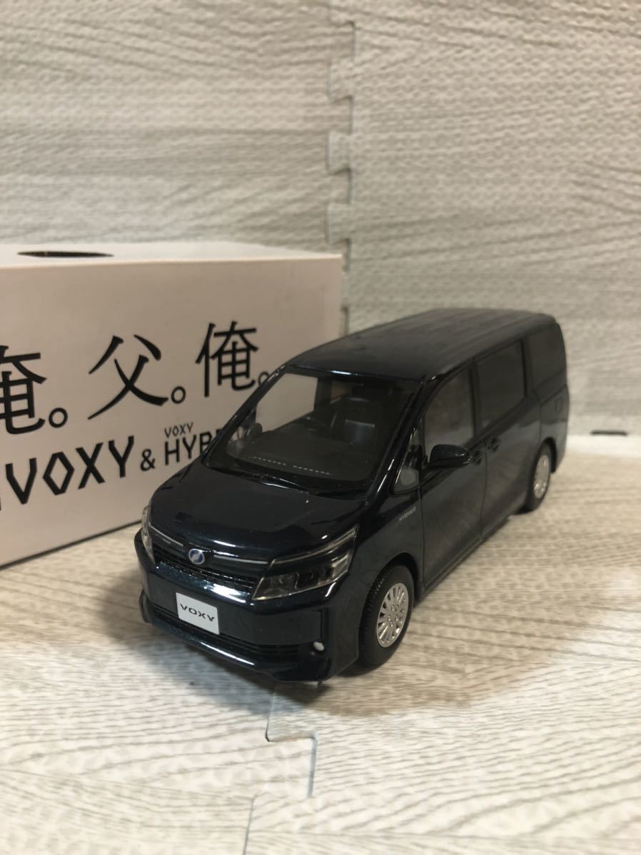 1/30 トヨタ ヴォクシー ハイブリッド VOXY 前期 カラーサンプル ミニカー 非売品 ブラキッシュアゲハガラスフレークの画像1