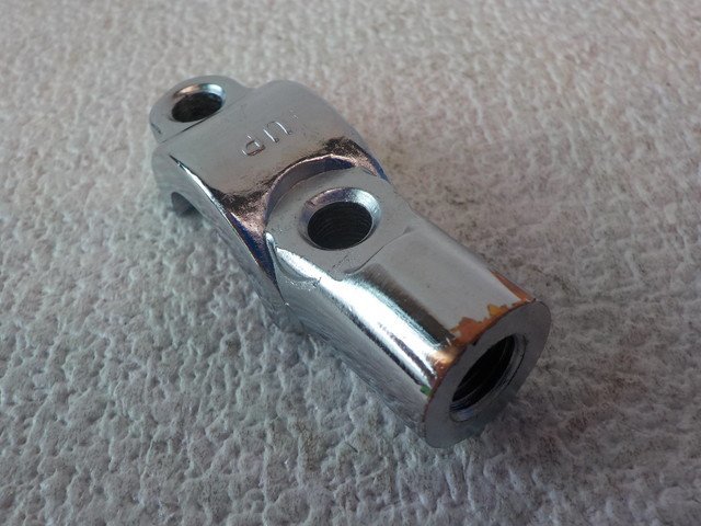 工場直送工場直送汎用 ブラック ミラーホルダー 正ネジ 10mm ミリバー 22.2mm ハンドル用 1個 黒 バイク オートバイ カスタム パーツ クランプ ブラケット ハンドル ブレーキマスター用ミラーホルダー(黒)10mm正ネジ ブラック バイク