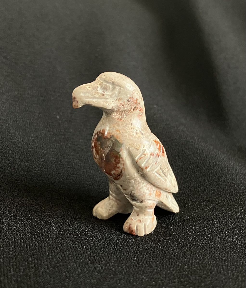 天然石の鳥の彫刻 アメジスト原石に乗った鳥の彫物のインテリア fkip