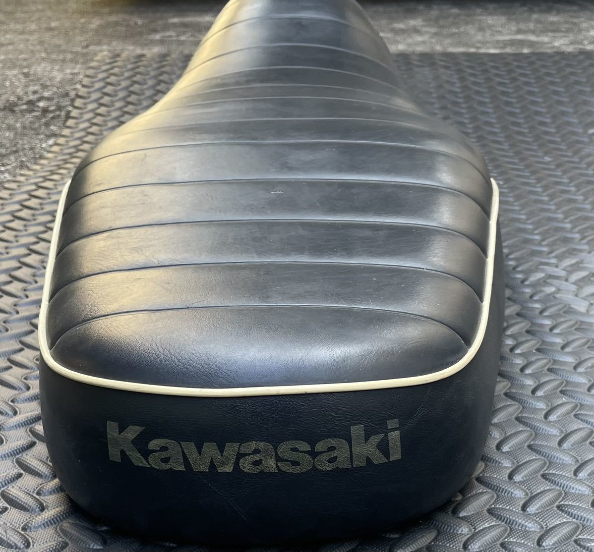 Kawasaki カワサキ 純正 ローシート W400 W650 Ｗ800 ステーなし ロゴ 