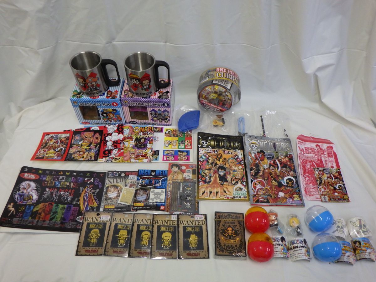 D2-8【中古】ONE PIECE グッズ 24点 千巻 七七七巻 すごろく ポストカード フィルムGOLDトランプ(未開封) ステンレスマグ シールなどの画像1