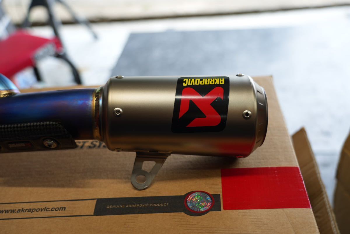 BMW S1000R 17-20 akrapovic アクラポピッチ スリップオンマフラー