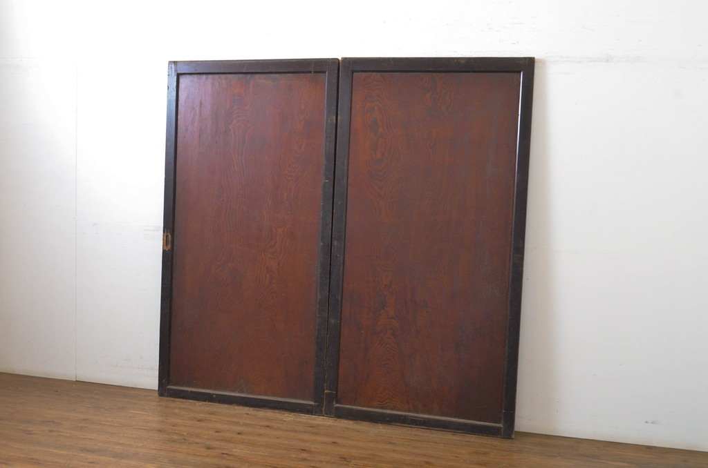 R-064123　アンティーク建具　漆塗り　杉材一枚板　杢目の良い板戸2枚セット(帯戸、引き戸)