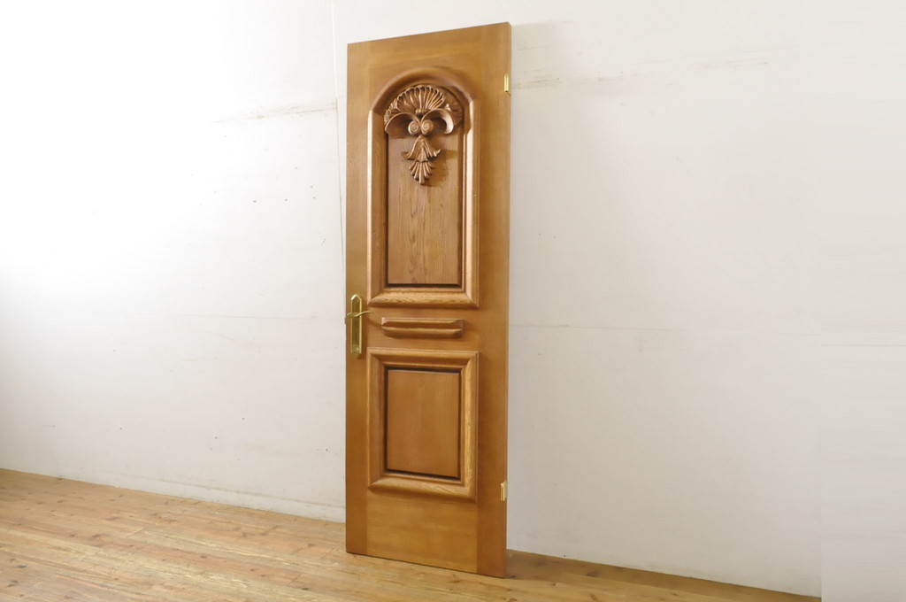 R-063785　中古　ブランド家具　総ナラ(楢)材　立派な彫刻の高級ドア1枚(オークドア、扉、木製ドア、玄関ドア、建具)