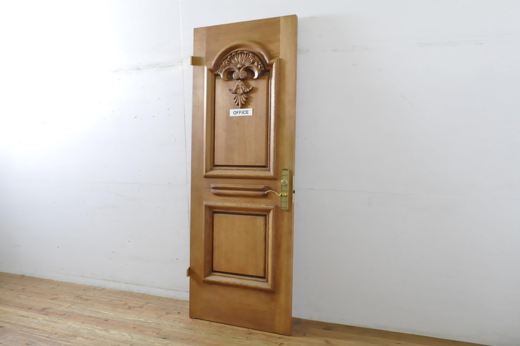 R-063774　中古　ブランド家具　総ナラ(楢)材　立派な彫刻の高級ドア1枚(オークドア、扉、木製ドア、玄関ドア、建具)_画像1