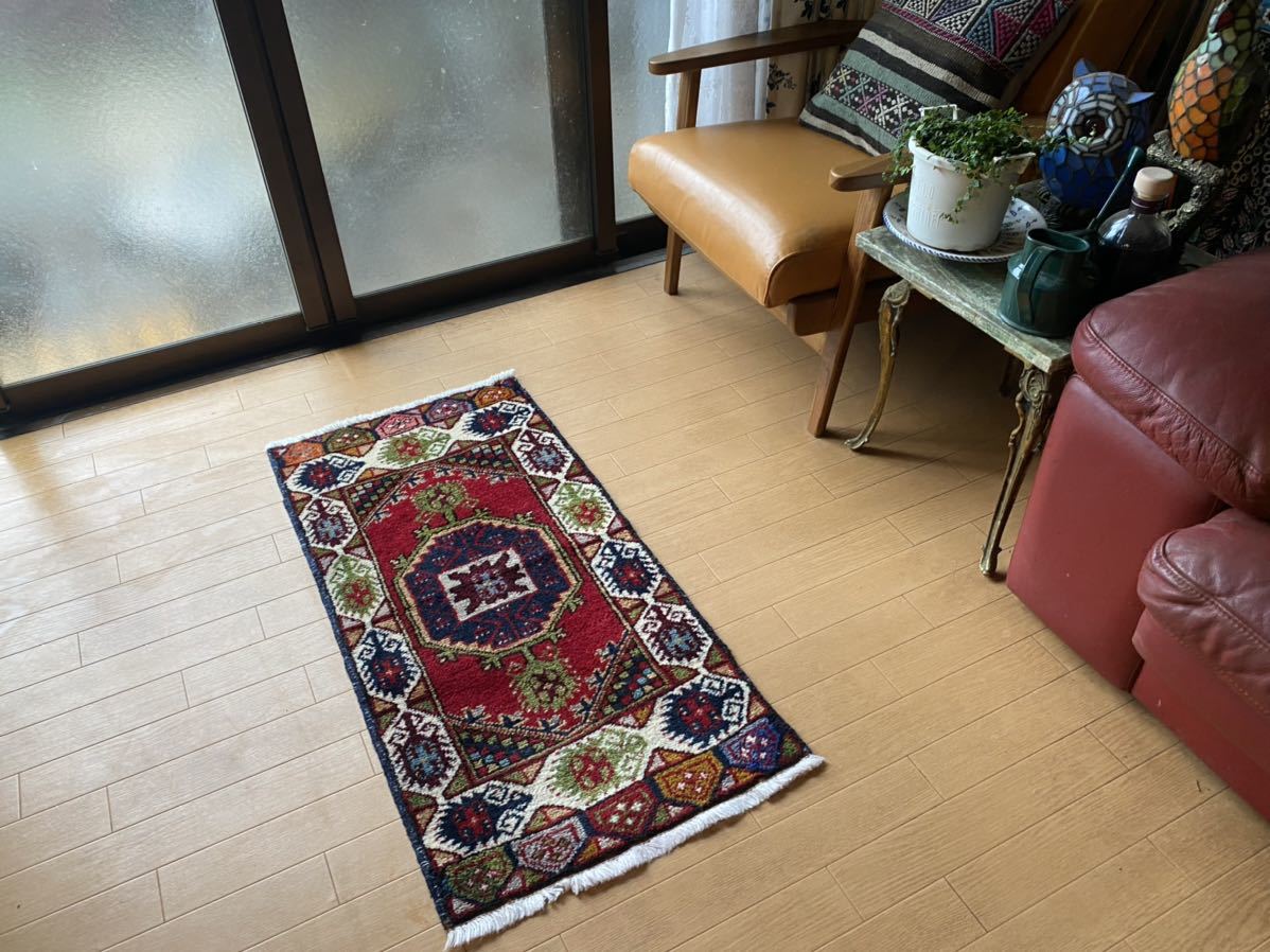 玄関にぴったり有名産地トルコのシヴァスのクルド族の織った素敵なヴィンテージ絨毯！毛足も長めで飽きの来ない絨毯！絨毯のある素敵な生活_画像1