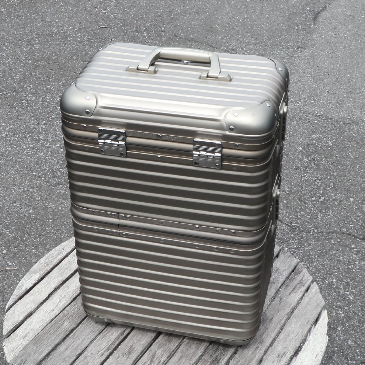 1円スタート送料無料！RIMOWA TOPAS TITANIUM　リモワ　トパーズチタニウム　ワインケース　収納　素材アルミニウム 　送料無料_外で撮影画像