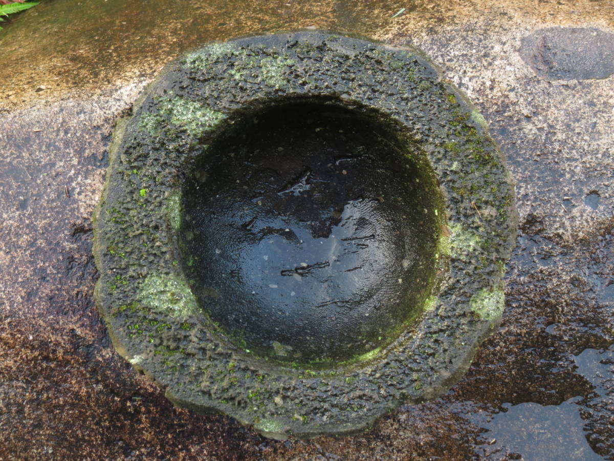 . width 30.5. weight 15. stone pot garden stone Kyushu production natural stone 