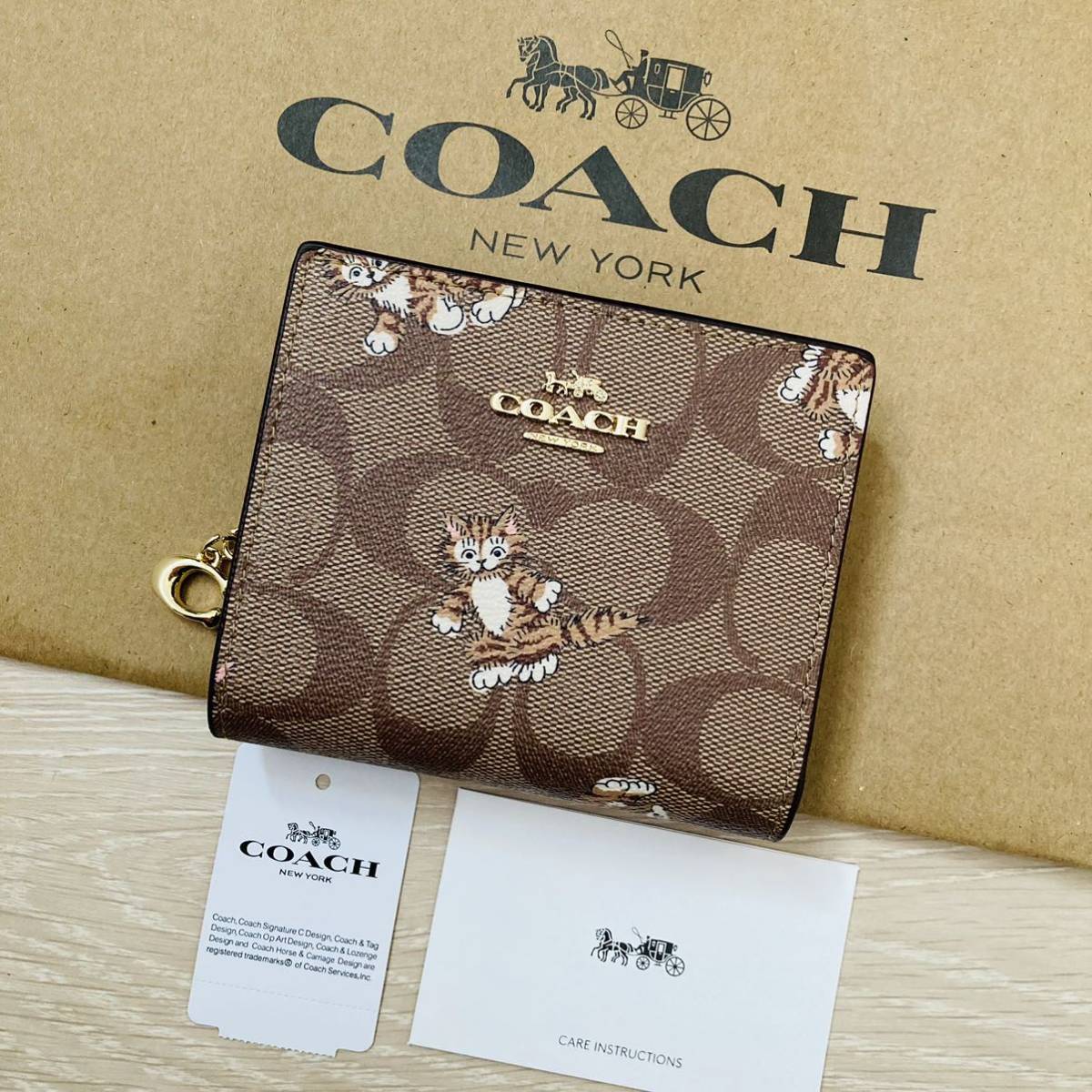 人気の商品 COACH シグネチャー キャットプリント 折り財布